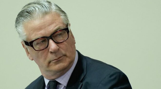Alec Baldwin nem hagyja annyiban, pert indít az őt vádló ügyészek ellen