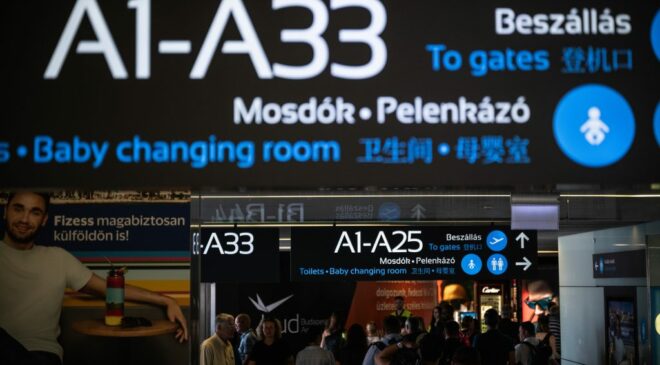 Leugrott egy férfi a budapesti reptér galériájáról