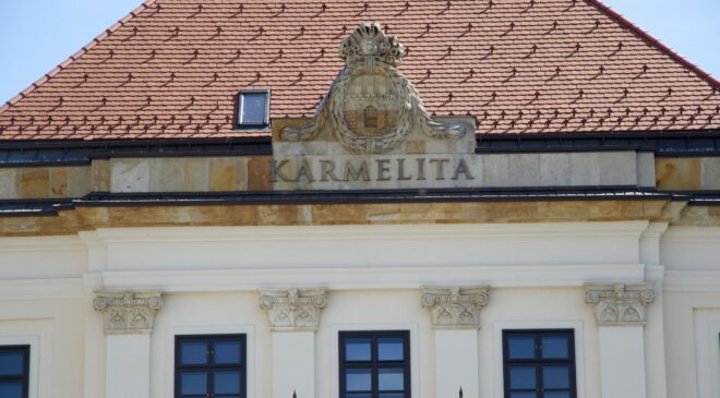 Nem állt át a Fideszhez, kirúgták az állásából a képviselőnőt