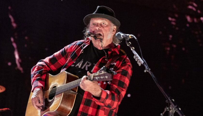 Visszavonta a bojkottot, mégis fellép a Glastonburyn Neil Young Visszavonta a bojkottot, mégis fellép a Glastonburyn Neil Young
