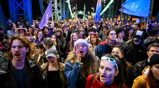 Az Erzsébet hídon jelenleg áll a forgalom