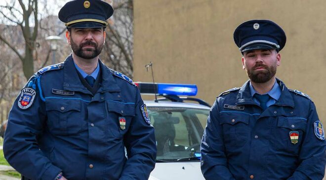 Egy ablakból kiesett fiatal életét mentették meg a rendőrök Kispesten