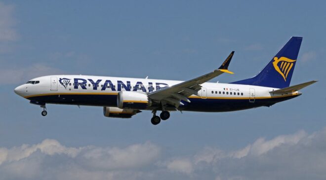 Lejárt a légiirányítók munkaideje, ezért 14 órás késéssel ért célba a Ryanair egyik járata