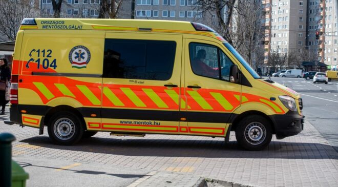 Rátekeredett a köldökzsínor egy mentőautóban megszületett kisfiú nyakára
