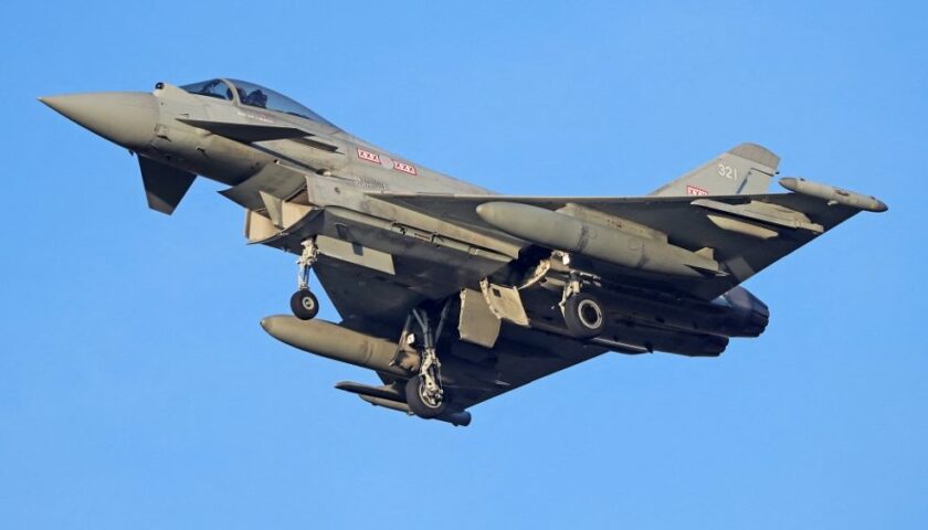 Két orosz repülőt is elfogtak brit Typhoon vadászgépek a múlt héten Két orosz repülőt is elfogtak brit Typhoon vadászgépek a múlt héten