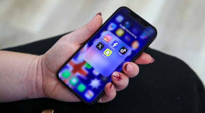 Egy 13 éves bicskei fiú maga töltötte fel a TikTok-ra, hogy üti kutyáját