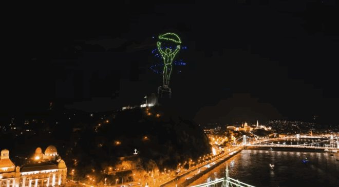 Mit ünnepelnek most ennyi drónnal Budapest felett?