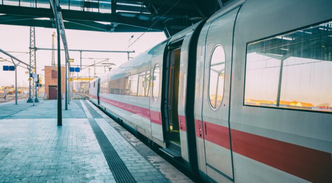 Tűzoltók szabadították ki a férfit, aki a fülhallgatóját keresve beszorult az ülés karfája alá egy vonaton