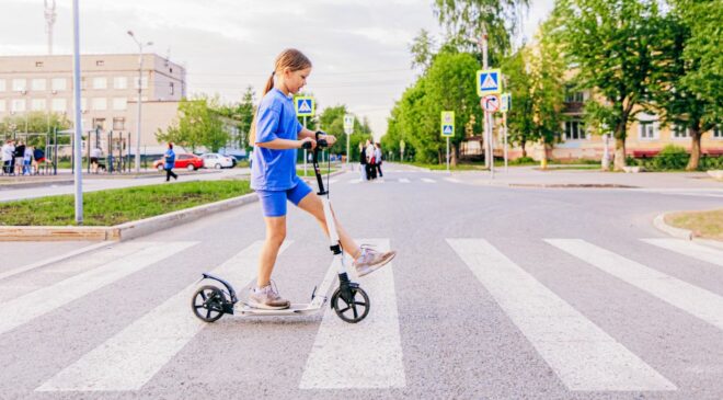Videón, ahogy fékezés nélkül elüt egy rollerező gyereket egy autó