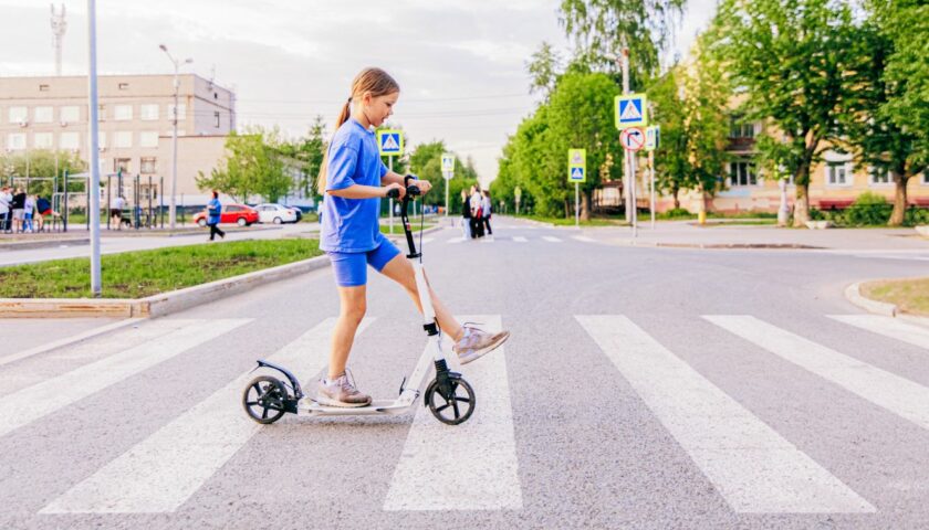 Videón, ahogy fékezés nélkül elüt egy rollerező gyereket egy autó Videón, ahogy fékezés nélkül elüt egy rollerező gyereket egy autó