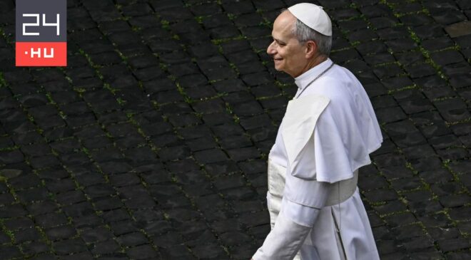 XIV. Leó Ferenc pápa sírjánál imádkozott első vasárnapi áldása előtt
