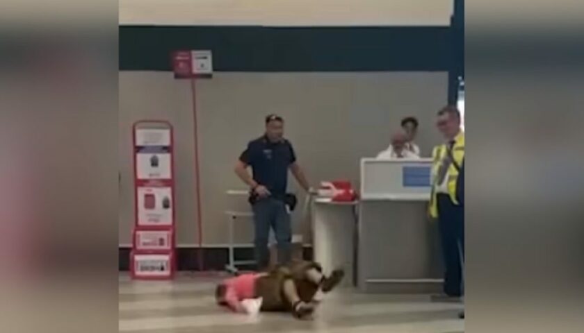 A földön fetrengve üvöltött egy nő a milánói reptéren miután közölték vele, hogy túl nehéz a csomagja A földön fetrengve üvöltött egy nő a milánói reptéren miután közölték vele, hogy túl nehéz a csomagja