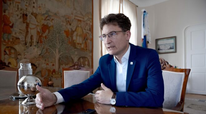 A kormányszóvivő elnézést kért Cser-Palkovics Andrástól, amiért picsogásnak nevezte a szolidaritási adó kritikáját
