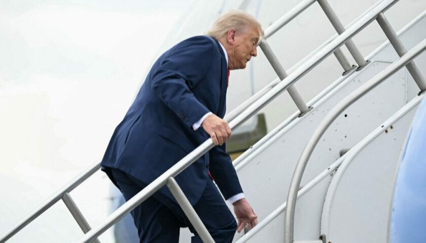 Alaposan meggyűlt Donald Trump baja az Air Force One lépcsőjével – videó Alaposan meggyűlt Donald Trump baja az Air Force One lépcsőjével – videó