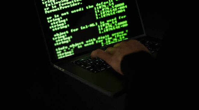 Iráni hackertámadás érte Európát, leálltak a közszolgáltatások és veszélybe kerültek a személyes adatok az egyik fővárosban