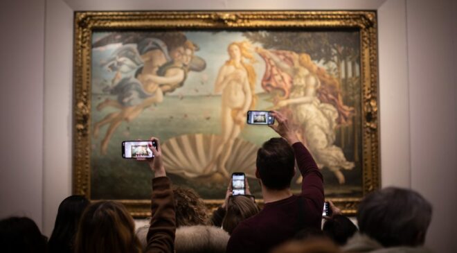 Korlátoznák a szelfizést a firenzei Uffizi-képtárban, mert nem csak veszélyes, de sorokat is okoz