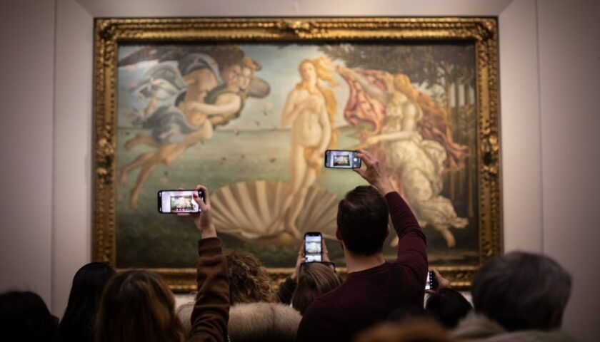 Korlátoznák a szelfizést a firenzei Uffizi-képtárban, mert nem csak veszélyes, de sorokat is okoz Korlátoznák a szelfizést a firenzei Uffizi-képtárban, mert nem csak veszélyes, de sorokat is okoz