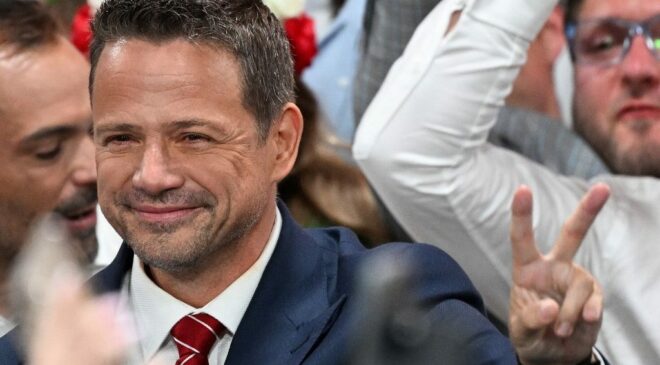 Minimális különbség dönthet a lengyel elnökválasztáson az exit pollok szerint