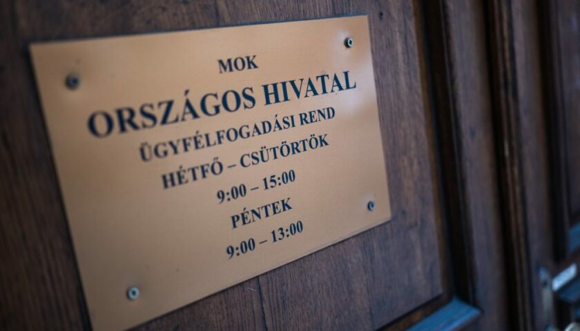 A kormány szerint havi 2 millió forint feletti az orvosok átlagbére, a MOK kiszámolta, valójában mennyi A kormány szerint havi 2 millió forint feletti az orvosok átlagbére, a MOK kiszámolta, valójában mennyi