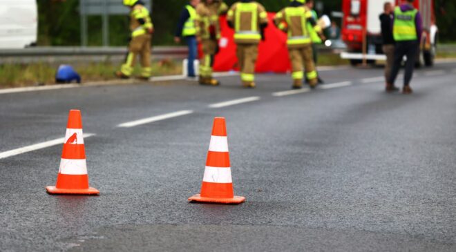 Árokba borult egy busz a 442-es főúton