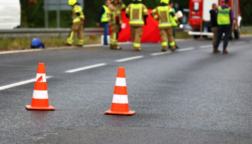 Árokba borult egy busz a 442-es főúton Árokba borult egy busz a 442-es főúton