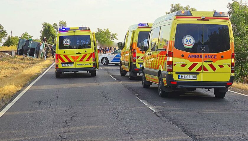 Ukrán gyerekek utaztak a Kunszentmártonnál árokba borul buszon Ukrán gyerekek utaztak a Kunszentmártonnál árokba borul buszon